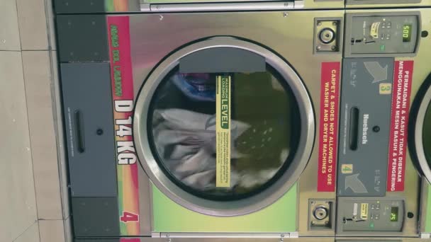 マレーシアのペラ州 2022年10月20日洗濯機での洗濯服の垂直ビデオ — ストック動画
