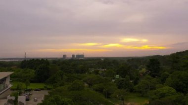 Putrajaya, Dengkil ve Cyberjaya 'da sag günbatımina dogru gidiyoruz.