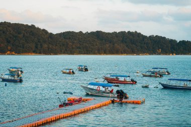Terengganu, Malezya - 16 Mart 2023 Perhentian Adası 'nda renkli tekneler.