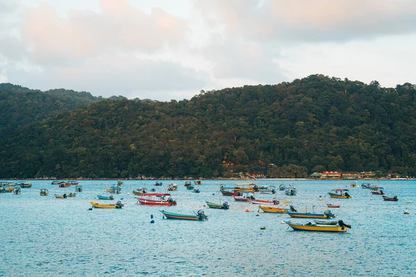 Kolorowe Łodzie Pływające Podczas Wschodu Słońca Wyspie Perhentian Terengganu Malezja — Zdjęcie stockowe