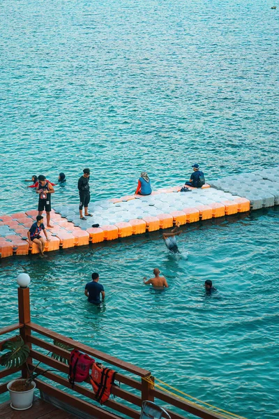 Terengganu Malásia Março 2023 Pessoas Nadando Ponte Flutuante Ilha Perhentiana — Fotografia de Stock