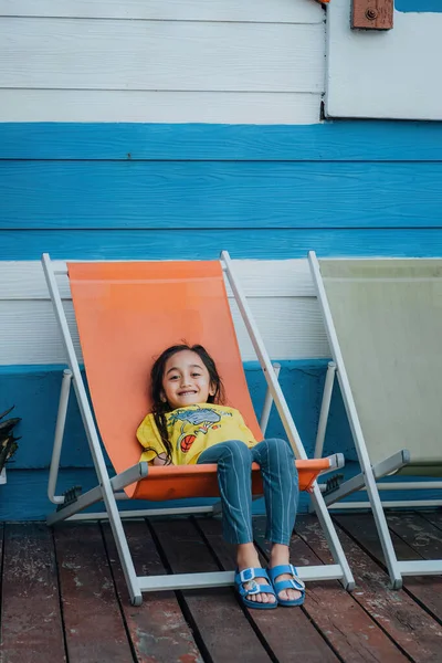Menina Feliz Sorrindo Enquanto Sentado Assento Praia Resort — Fotografia de Stock