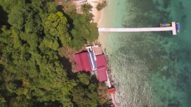 Perhentian Adası, Terengganu, Malezya 'da yüzen köprüsü olan bir dağ evi manzarası.