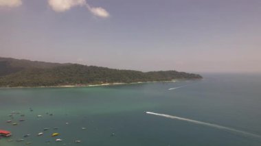 Perhentian Adası, Terengganu, Malezya 'da hareket eden hava manzaralı tekneler