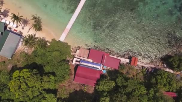 マレーシア TerengganuのPerhentian島の木々や海に囲まれた空中のトップビュー ズームイン シャレーリゾート — ストック動画