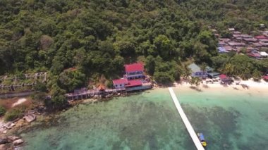 Terengganu, Malezya - 15 Mart 2023 Hava manzaralı, yavaş çekim, Perhentian Adası 'ndaki 3 katlı dağ evini yakınlaştır