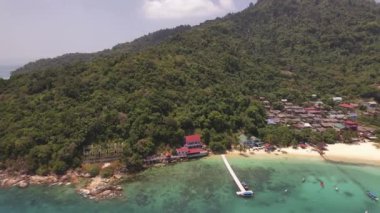 Terengganu, Malezya - 15 Mart 2023 Aerial view, sola doğru yavaş hareket ediyor, Perhentian Kecil Adası 'ndaki dağ evi