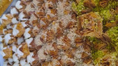 Fıstıklı baklava, farklı tarzlarda Orta Doğu tatlısı. El bilgisayarı dikey video