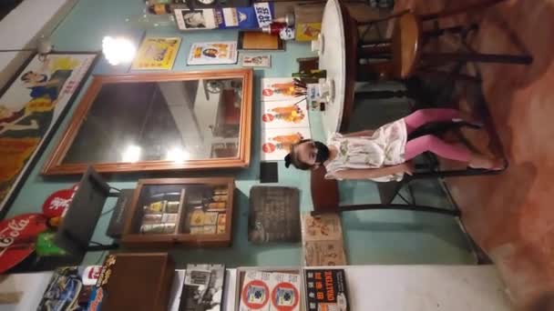 Perak Maleisië Okt 2022 Meisje Zit Vintage Plek Items Uit — Stockvideo