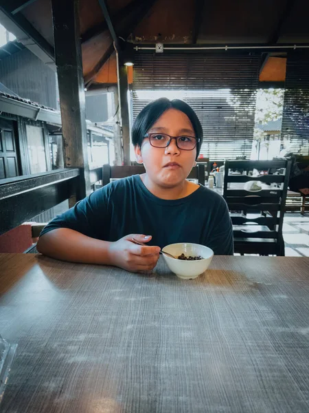 Junges Mädchen Frühstückt Tropischen Inselresort — Stockfoto