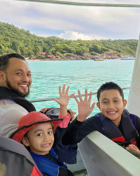 Família Acenando Feliz Enquanto Viaja Barco Durante Férias — Fotografia de Stock