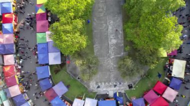 Malezya 'nın Selangor kentindeki Ramazan pazarının solundaki hava manzaralı gıda tezgahları