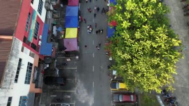 Selangor, Malezya - 28 Mart 2023 Havacılık, Bandar Seri Putra 'daki Ramadhan Çarşısı' na giren insanları gösteriyor