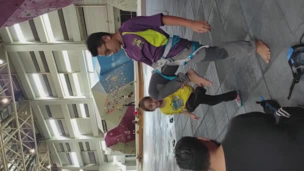 Putrajaya Malasia Marzo 2023 Niños Haciendo Ejercicio Antes Escalar Gimnasio — Vídeo de stock