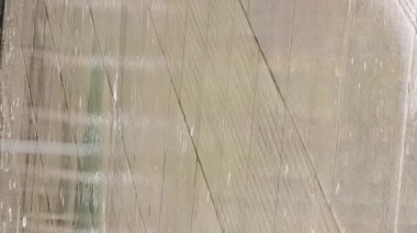 Gün içinde yerde sağanak yağmur var. Yavaş çekim. Dikey video.