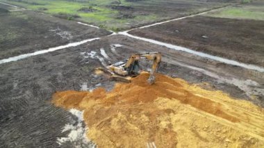 Selangor, Malezya - 22. Evlilik, 2023 Hava Görüşü ilerliyor. Kazıcı inşaat alanında kum topluyor..