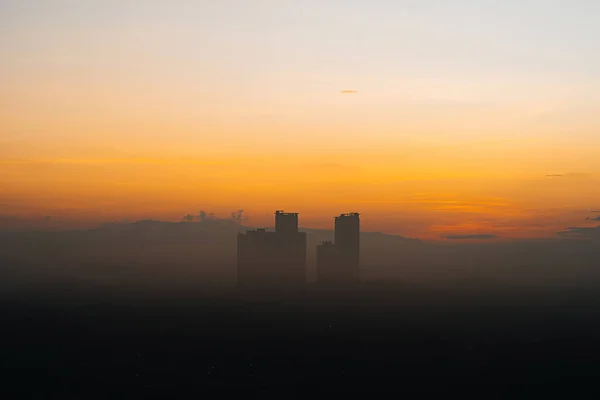 Arany Napkelte Felhőkarcoló Közelében — Stock Fotó