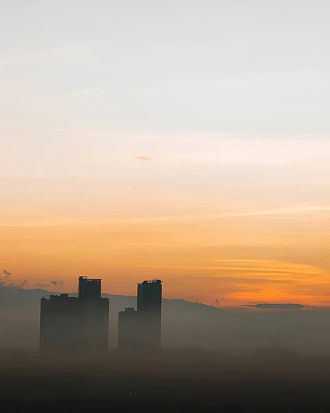 Arany Napkelte Felhőkarcoló Közelében — Stock Fotó