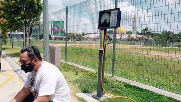 Bangi Malaysia 2022 Ein Mann Pumpt Der Tankstelle Reifendruck — Stockvideo