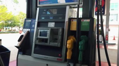 Bangi, Malezya - 28 Nisan 2022 Petron yakıt pompası benzin istasyonunda çalışıyor