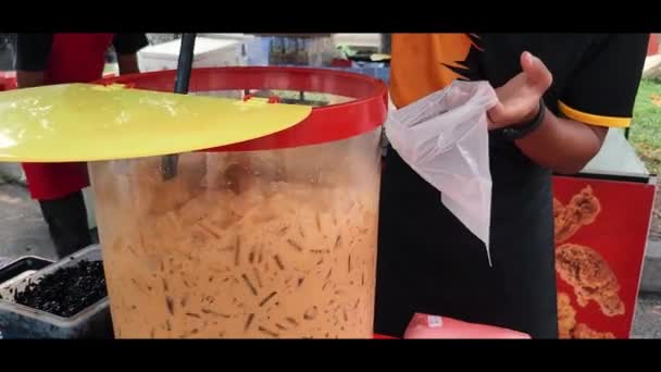 Nilai Malaysia April 2022 Förpackning Iste Ismjölk Plastbehållare Den Lokala — Stockvideo