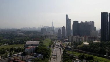 Kuala Lumpur Şehir Merkezi 'ne doğru Jalan Gasing Federal Otoyolu' nun havadan görüntüsü. Yavaş çekim.