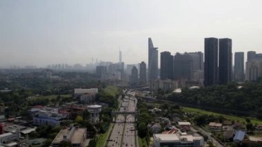 Petaling Jaya, Malezya - 8 Nisan 2023 Jalan Gasing Federal Karayolu üzerinde Kuala Lumpur Şehir Merkezi 'ne doğru havadan görüş.
