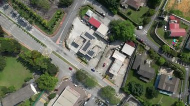  Malezya 'daki işlek yolun yanında güneş paneli olan bir binadan aşağı inen hava dairesi görüntüsü. Yavaş çekim