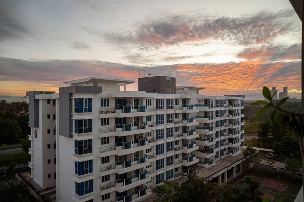 マレーシアのカジャン 2022年3月9日バンギで美しい日の出の間に住宅のアパート — ストック写真
