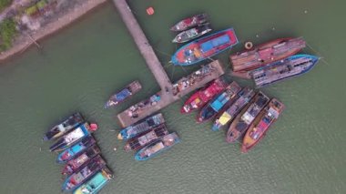 Havacılık dairesi Besut, Terengganu, Malezya 'da geleneksel renkli Asyalı balıkçı tekneleri yakınlaştırıyor. 4K