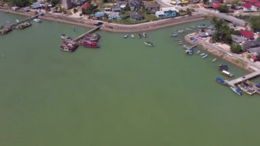 Besut, Terengganu, Malezya 'da nehre demirlemiş renkli teknelerin hava manzarası. 4K