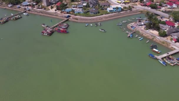 Vista Aérea Moviéndose Izquierda Coloridos Barcos Amarrados Río Besut Terengganu — Vídeos de Stock