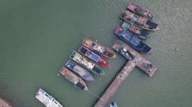  Nehirde demirli geleneksel Asyalı balıkçı teknelerinde havanın klasik havası aşağı doğru. 4K.