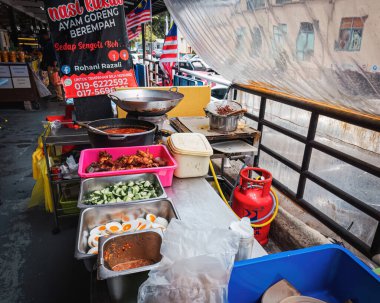 CAMERON HIGHLAND, MALAYSIA - 16 Sep 2022 Stall Yol kenarında pilav ve kızarmış tavuk satıyor.