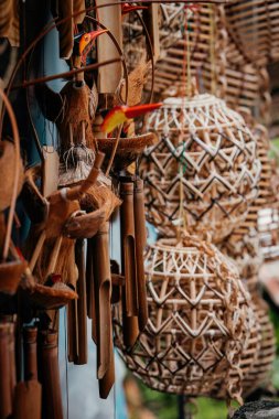 Bambudan yapılmış rüzgar çanı ve Malezya 'daki tezgahta asılı duran diğer doğal el sanatları..