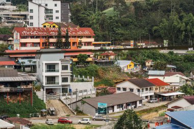 CAMERON HIGHLAND, MALAYSIA - 16 Sep, 2022 Okul ve Ringlet kasabasındaki evler.
