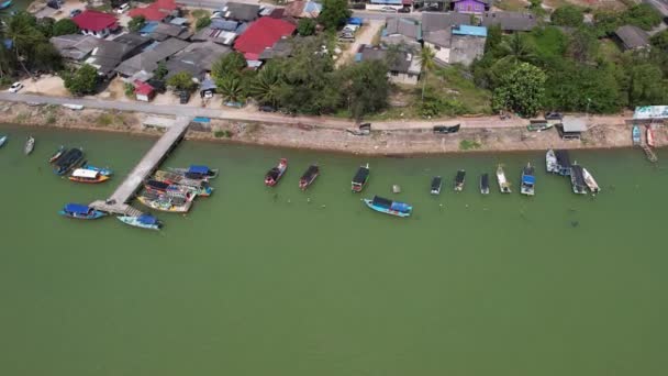 Inclinación Aérea Izquierda Pueblo Pescadores Cerca Del Río Besut Terengganu — Vídeos de Stock