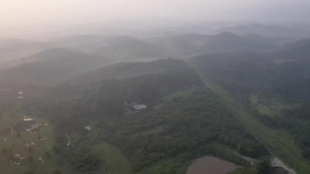 Εναέρια Άποψη Για Θολό Πρωινό Στη Μαλαισία Νοτιοανατολικής Ασίας Ομίχλη — Αρχείο Βίντεο