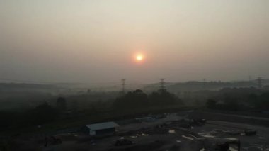 Malezya 'da güneş doğarken Güneydoğu Asya puslu hava manzarası. Ağır çekimde ilerliyoruz. 4K