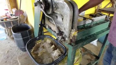 Çiğ balık krakerleri endüstriyel makineyle dilimleniyor. 4 bin. Yavaş çekim