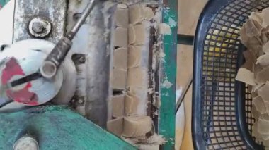 Çiğ balık krakerlerinin yakın plan çekimleri endüstriyel makine kullanılarak dilimleniyor. 4 bin. Dikey video