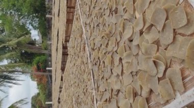 Köydeki bir masada kurutulan çiğ krakerlerin görüntüsünü yükseltiyorum. Dikey video. 4K.