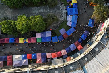 Bandar Seri Putra, Selangor 'daki bir ramadhan pazarındaki tezgahların yukarıdan görünüşü. Pazar, iftar veya buka puasa için çeşitli Malezya yemekleri sunan ünlü bir pazardır..