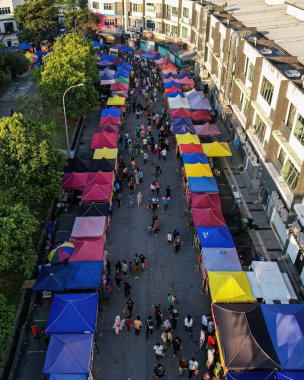 Bangi, Malezya - 2 Nisan 2023 Bandar Seri Putra, Selangor 'daki bir ramadhan pazarında tezgah. Pazar, iftar veya buka puasa için çeşitli Malezya yemekleri sunan ünlü bir pazardır..