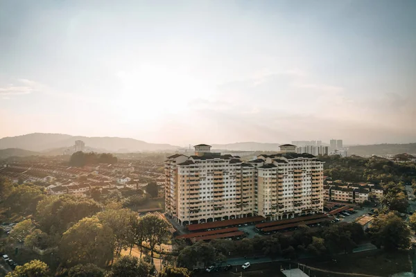 Bandar Seri Putra, Selangor, Malezya 'da altın gün batımında apartman binası.