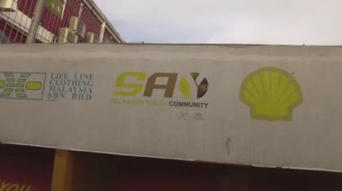 Bangi, Malezya - 22 Kasım 2022 Shell benzin istasyonundaki Kloth Bakım deposuna yakın çekim. El bilgisayarı, 4K
