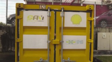 Bangi, Malezya - 22 Kasım 2022 Kloth Bakım Deposu Shell benzin istasyonunda. Bu, kumaşı çöp sahalarından uzak tutmayı amaçlayan sosyal bir girişim girişimi. El bilgisayarı, 4K