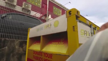 Bangi, Malezya - 22 Kasım 2022 Shell benzin istasyonundaki Kloth Cares çöp kutusunda yürüyüş ve geri dönüşüm kıyafetleri. El bilgisayarı, 4K