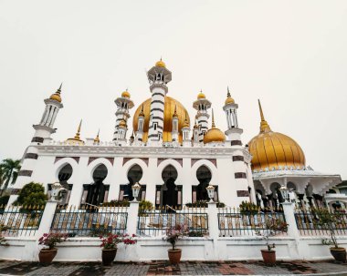 Kuala Kangsar, Perak, Malezya 'daki Ubudiah Camii' nin düşük açılı görüntüsü