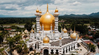 Kuala Kangsar, Perak, Malezya 'daki Ubudiah Camii' nin havadan görünüşü